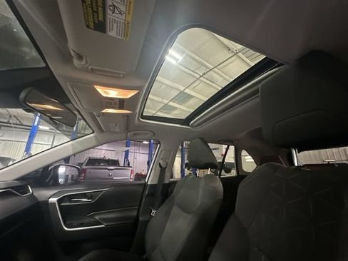 Used 2021 Toyota RAV4 XLE w/ Convenience Package AWD/4WD image 20