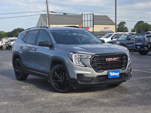 Used 2024 GMC Terrain SLE w/ Driver Convenience Package FWD image 2