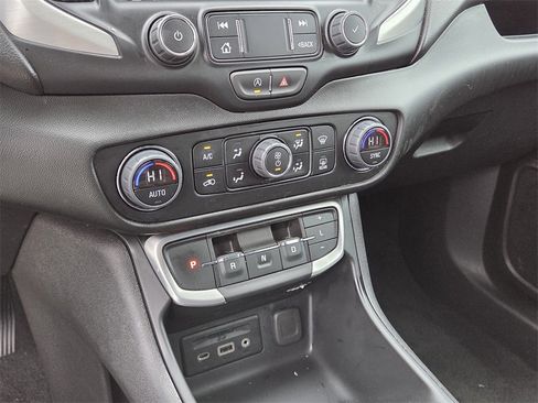 Used 2024 GMC Terrain SLT image 12