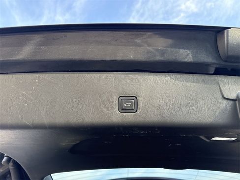 Used 2022 Chevrolet Traverse LT image 17