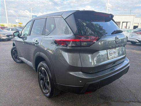 Used 2025 Nissan Rogue SV image 3