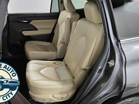 Used 2021 Toyota Highlander XLE image 31