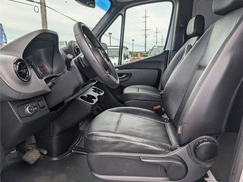 Used 2025 Mercedes-Benz Sprinter 2500 image 16