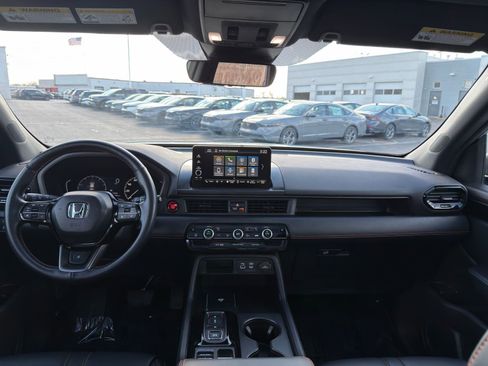 Used 2025 Honda Pilot TrailSport image 32