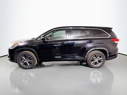 Used 2018 Toyota Highlander LE image 6