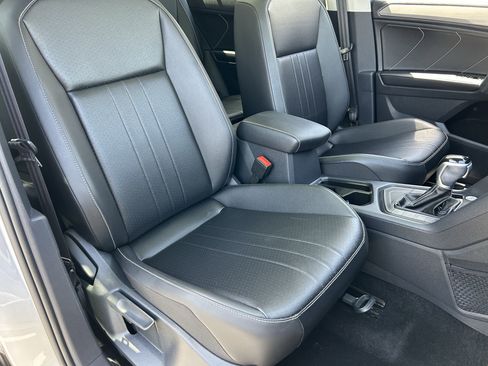 Used 2024 Volkswagen Tiguan SE FWD image 8