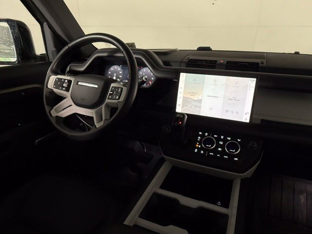 Certified 2025 Land Rover Defender 110 X-Dynamic SE AWD/4WD image 17