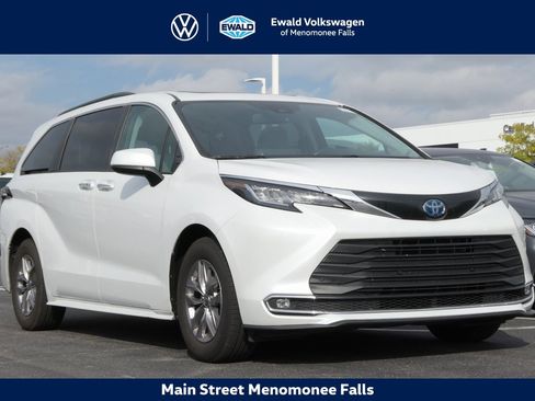 Used 2023 Toyota Sienna XLE image 1