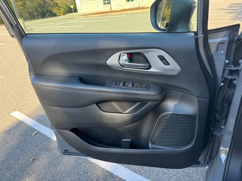 Used 2023 Chrysler Pacifica Touring-L w/ S Appearance Package image 19