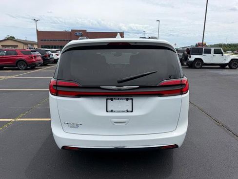 Used 2022 Chrysler Pacifica Touring-L FWD image 4
