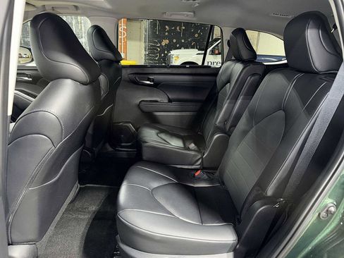 Used 2025 Toyota Highlander XLE AWD/4WD image 17