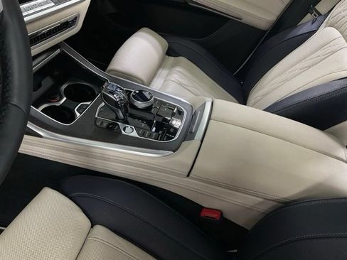 Used 2022 BMW X7 M50i w/ Dynamic Handling Package AWD/4WD image 24