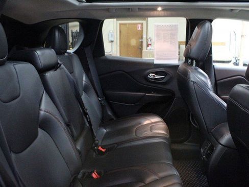 Used 2020 Jeep Cherokee Trailhawk image 14