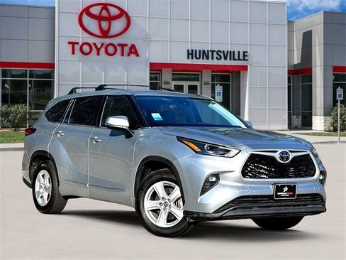 Used 2023 Toyota Highlander LE image 1