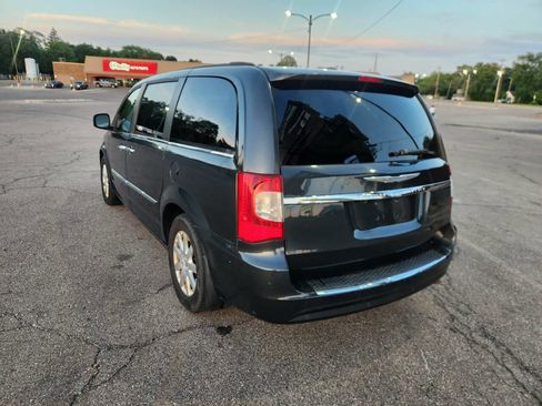 Used 2012 Chrysler Town & Country Touring-L w/ Entertainment Group #2 FWD image 6