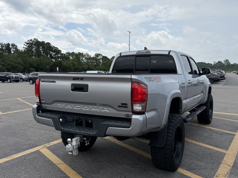 Used 2016 Toyota Tacoma TRD Sport AWD/4WD image 5