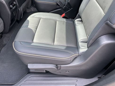 Used 2025 Chevrolet Traverse High Country FWD image 46