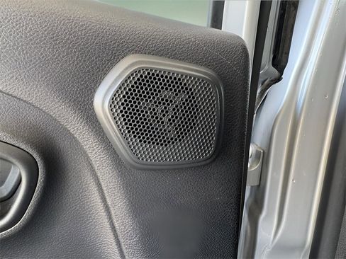 Used 2015 Jeep Renegade Latitude w/ Popular Equipment Group image 19