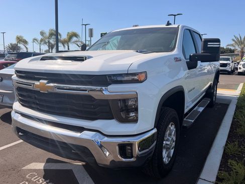 Used 2024 Chevrolet Silverado 2500 LT AWD/4WD image 3