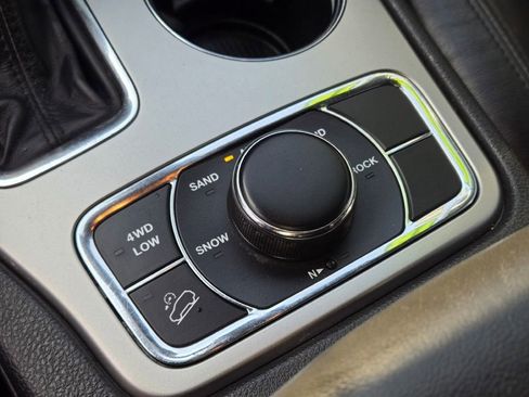 Used 2018 Jeep Grand Cherokee Limited image 29