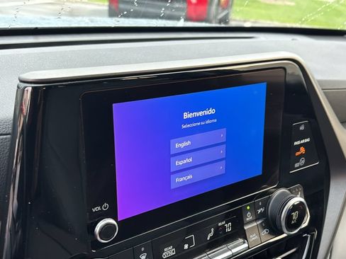 Used 2023 Toyota Highlander XLE AWD/4WD image 21