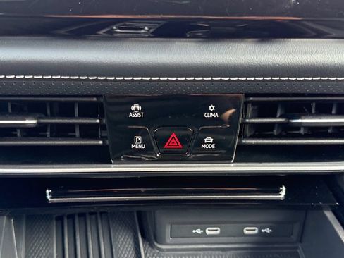 Used 2025 Volkswagen Atlas Cross Sport SE FWD image 17