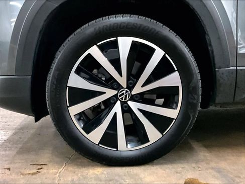 Used 2022 Volkswagen Taos SE w/ Panoramic Sunroof Package image 12