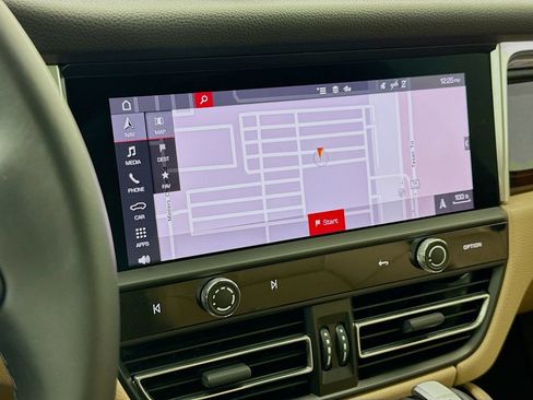 Certified 2023 Porsche Macan AWD/4WD image 18
