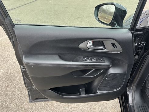 Used 2025 Chrysler Pacifica Select image 16