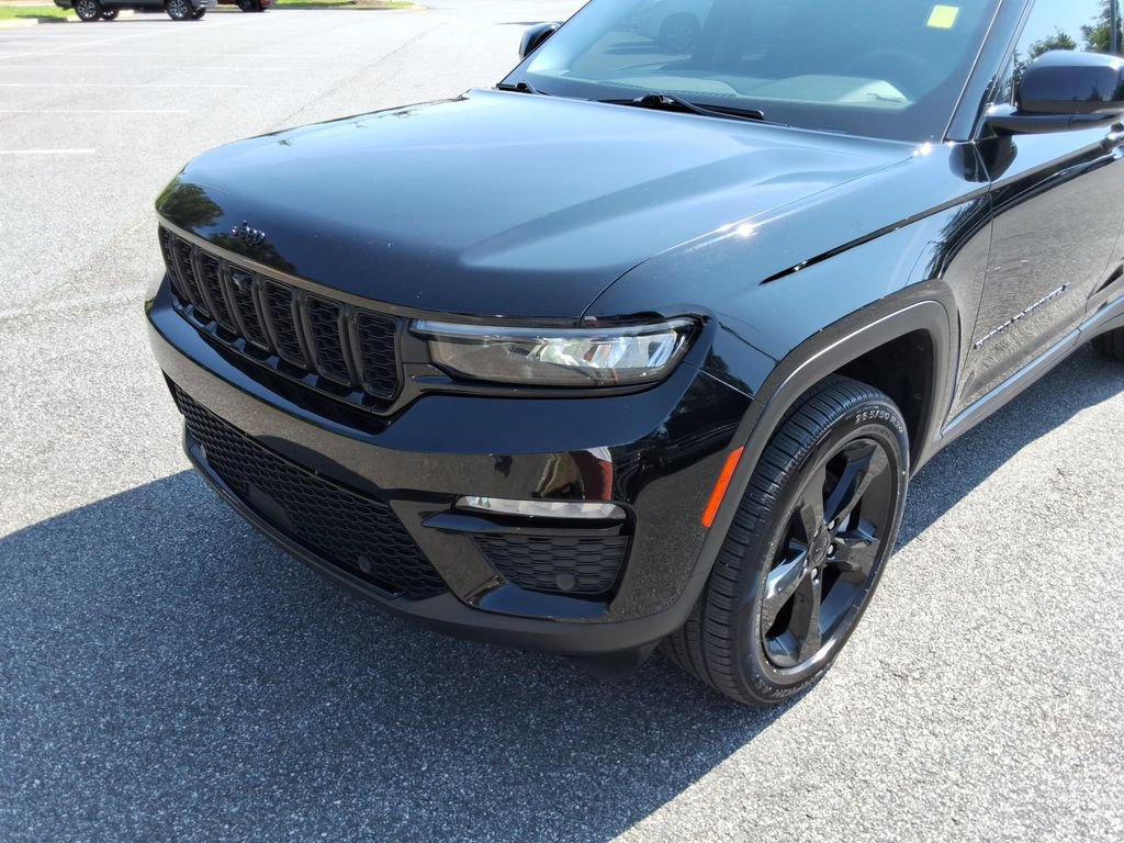 Used 2023 Jeep Grand Cherokee Limited w/ Luxury Tech Group II AWD/4WD image 9