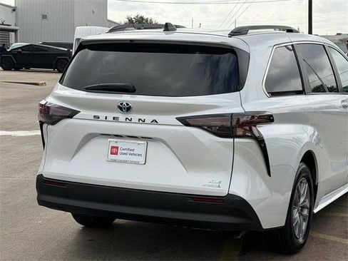 Certified 2024 Toyota Sienna XLE image 7