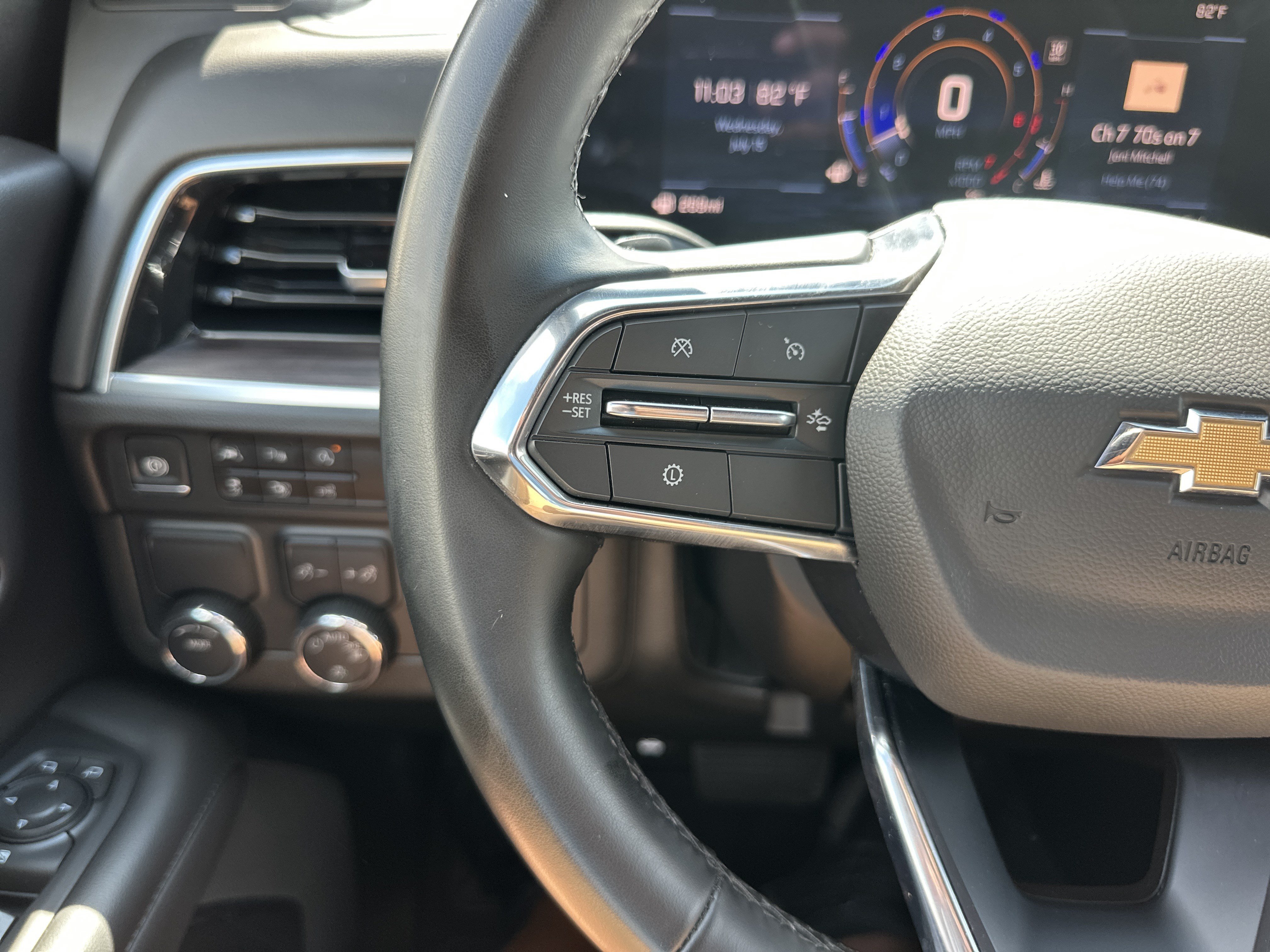 Certified 2025 Chevrolet Suburban LT RWD image 26