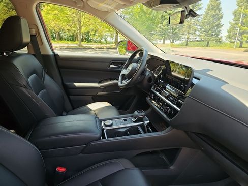 Used 2024 Nissan Pathfinder SL AWD/4WD image 10