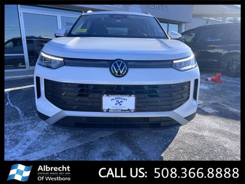 Used 2025 Volkswagen Tiguan SE image 8