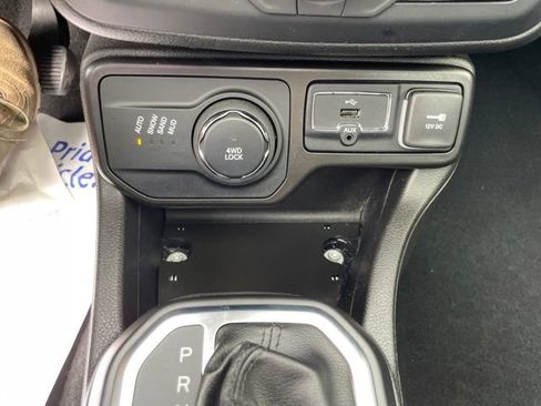 Used 2023 Jeep Renegade Altitude w/ Sun/Sound Group AWD/4WD image 14