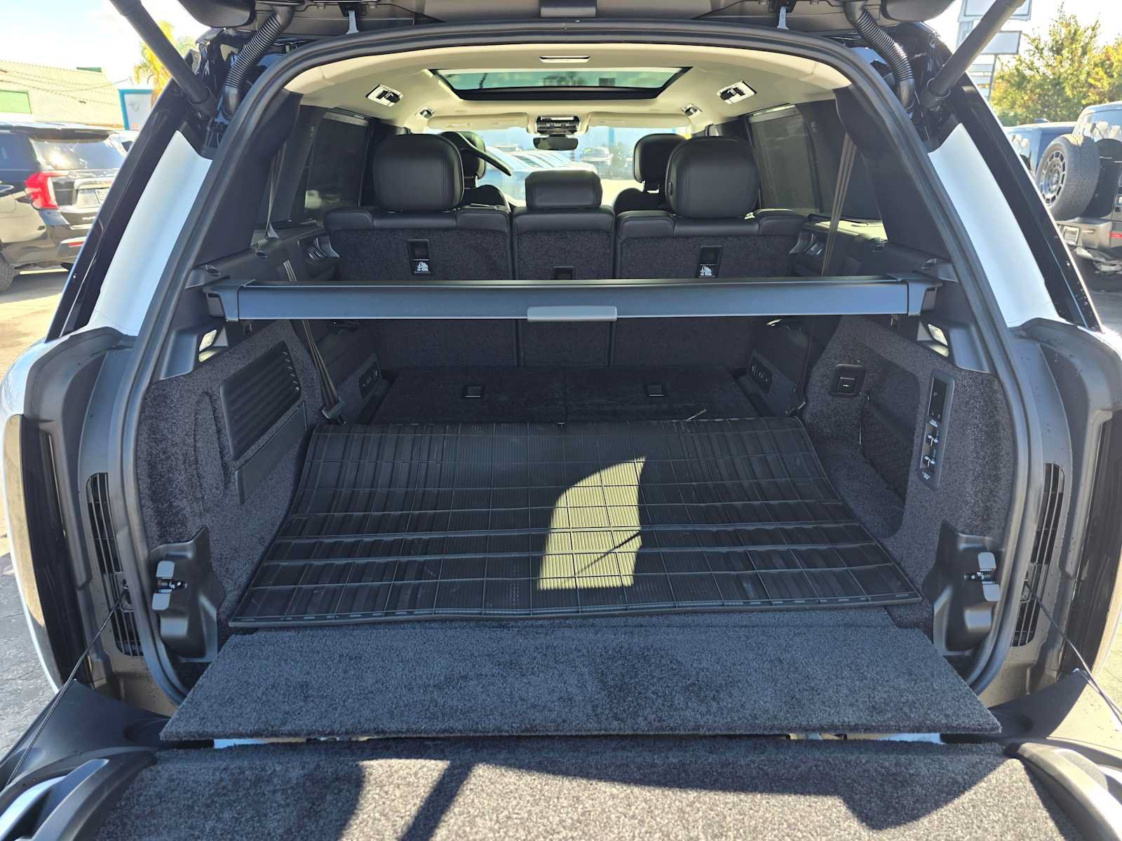 New 2025 Land Rover Range Rover Long Wheelbase SE AWD/4WD image 17
