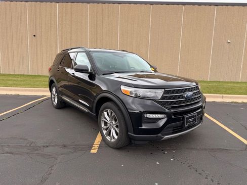Used 2022 Ford Explorer XLT w/ Equipment Group 202A AWD/4WD image 2