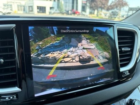 Used 2024 Chrysler Pacifica Touring-L FWD image 28