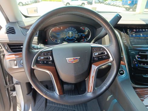 Used 2019 Cadillac Escalade Luxury AWD/4WD image 15