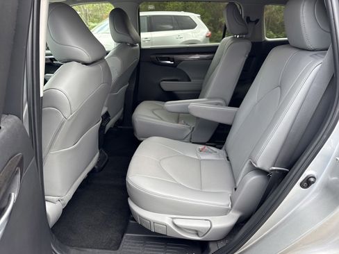 Used 2024 Toyota Highlander Limited image 13