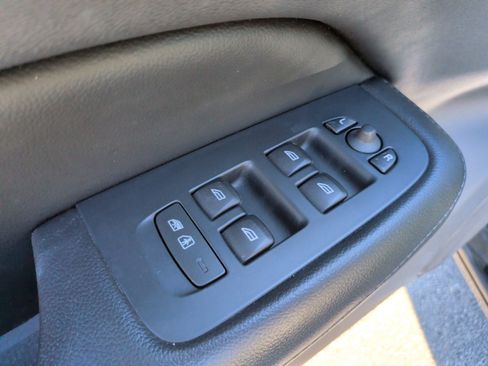 Used 2019 Volvo S60 T5 Momentum image 25