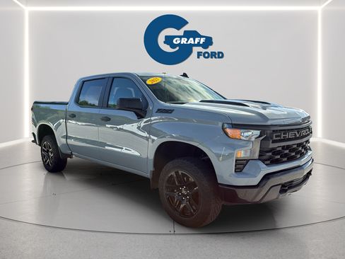 Used 2025 Chevrolet Silverado 1500 Custom Trail Boss w/ Dark Appearance Package AWD/4WD image 4