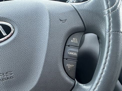 Used 2010 Kia Sedona LX image 23