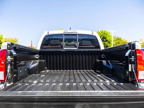 Used 2017 Toyota Tacoma SR5 w/ Tow Package RWD image 13