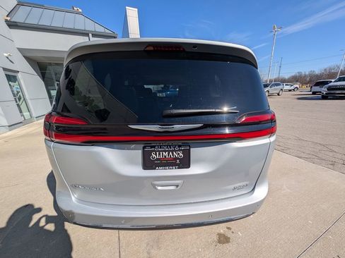 Used 2024 Chrysler Pacifica Touring-L image 10