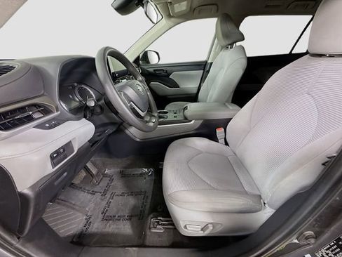 Used 2023 Toyota Highlander L image 19