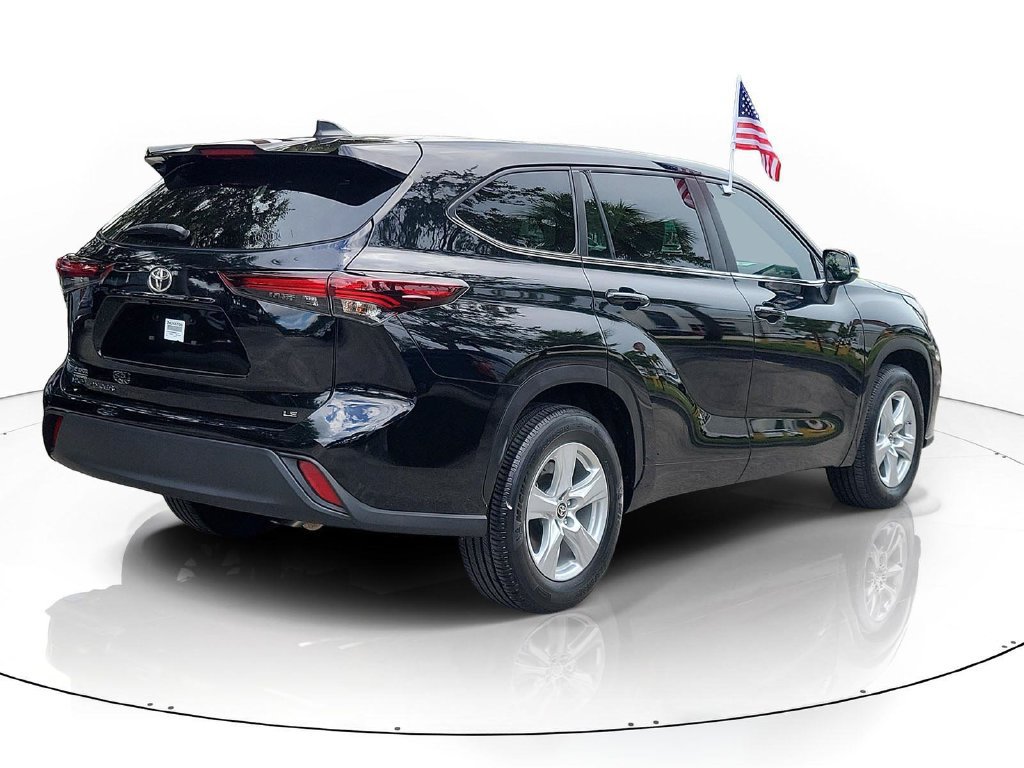 Used 2024 Toyota Highlander LE FWD image 3