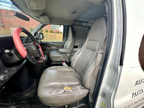 Used 2011 Chevrolet Express 2500 image 8