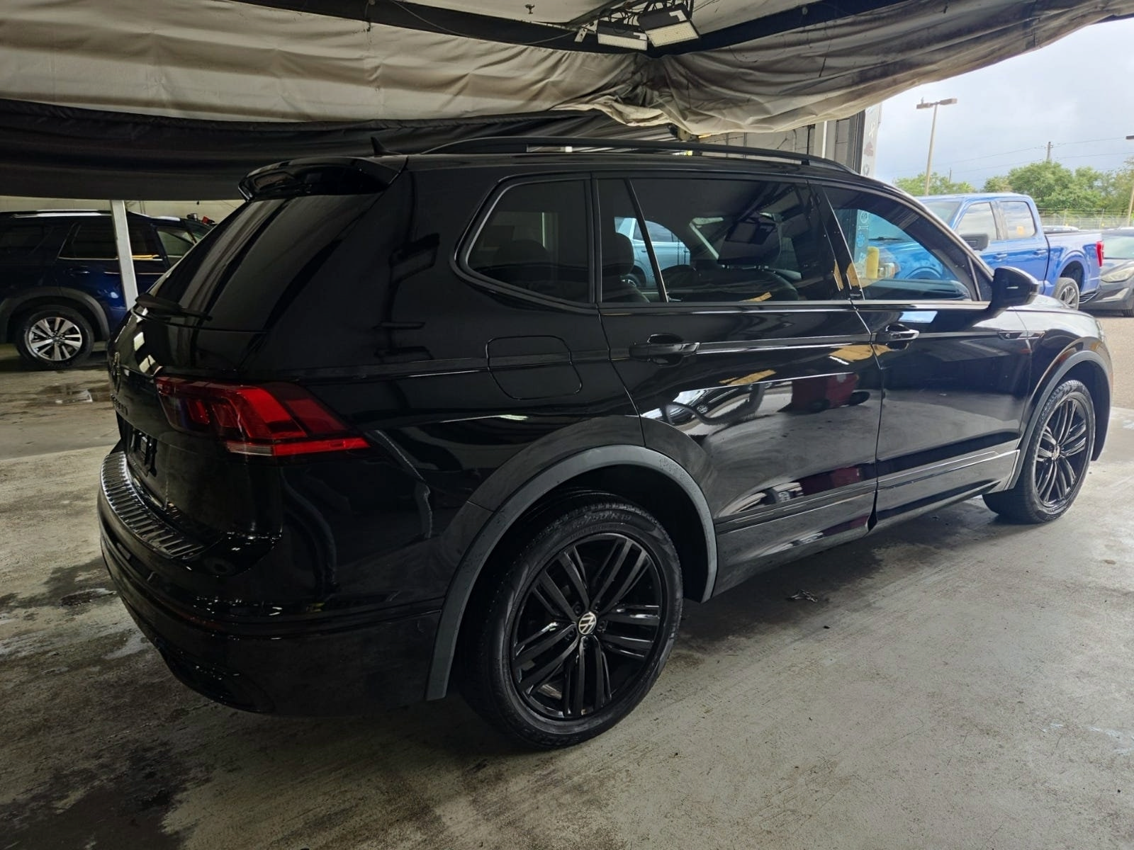 Used 2022 Volkswagen Tiguan SE R-Line FWD image 4