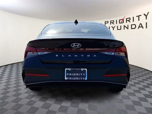 Used 2025 Hyundai Elantra Sport image 5